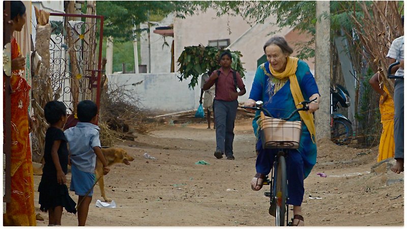 Aunty and the Star People (image 1)